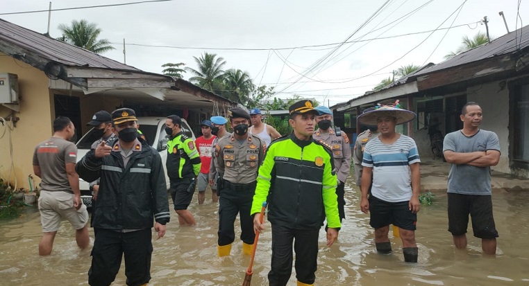 Tinjau Banjir, Kapolres Samarinda Sebut Masyarakat Alami Kerugian Materiel