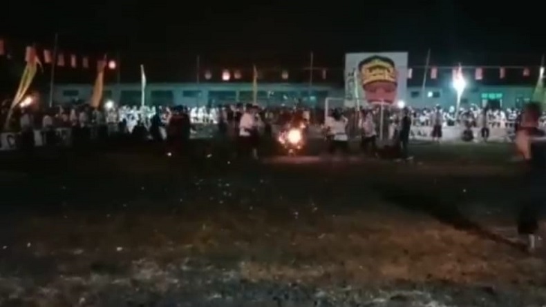 Sambut Ramadhan, Santri di Cirebon Gelar Tradisi Sepak Bola Api dan Mandi Petasan