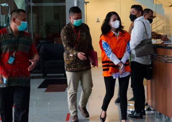 Masa Tahanan Ivana Penyuap Mantan Bupati Buru Selatan Diperpanjang