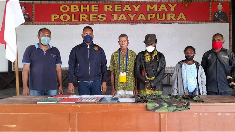 Jenderal Bintang 3 TPNPB Wilayah Tabi Kembali ke Pangkuan NKRI, Cium Bendera Merah Putih