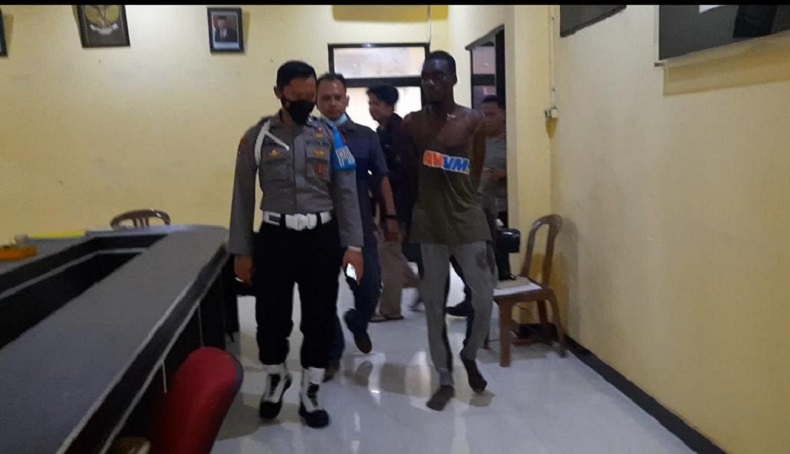 Kabur Usai Tabrak Motor, WNA Asal Nigeria Nyaris Diamuk Massa di Bogor
