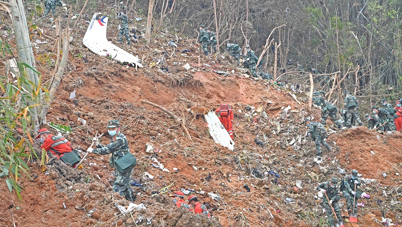 Pencarian Kotak Hitam Ke-2 Pesawat China Eastern Airlines Berlanjut di Tengah Hujan 