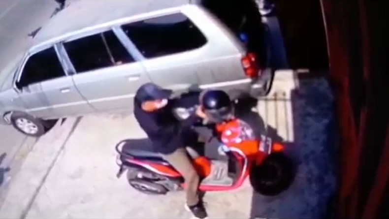 Terekam CCTV, Pencurian Motor di Depan Toko Bahan Bangunan Berlangsung Dalam Hitungan Detik