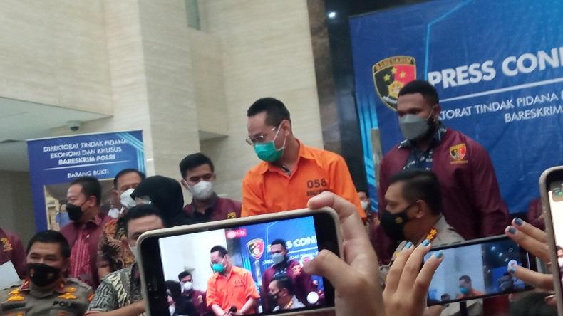 Penampakan Indra Kenz saat Dihadirkan Bareskrim, Berambut Cepak Tangan Diborgol
