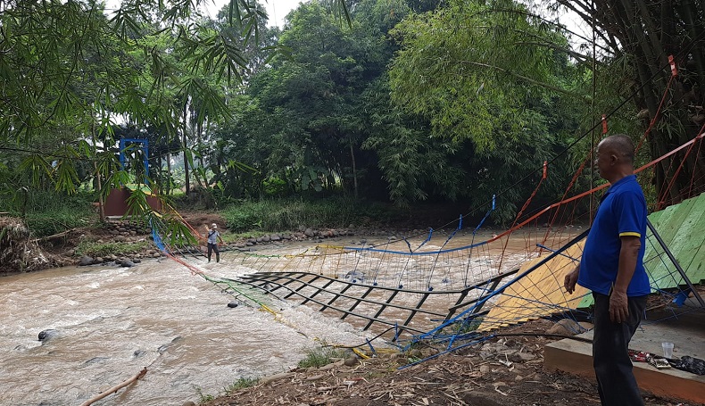 Jembatan Gantung Ambruk, Puluhan Siswa SMP Tercebur ke Sungai Cileueur Ciamis