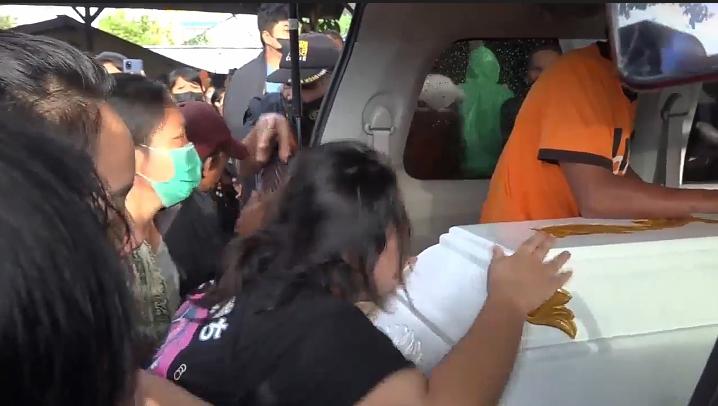 Tiba di Rumah, Jenazah Korban Hilang Kecelakaan Minibus di Toraja Disambut Tangis Histeris