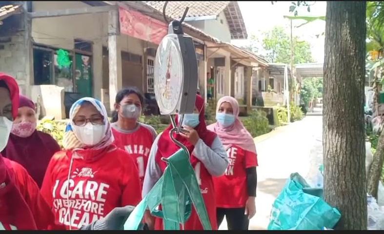 Minyak Goreng Langka, Emak-emak di Semarang Ini Berburu Jelantah untuk Dijual