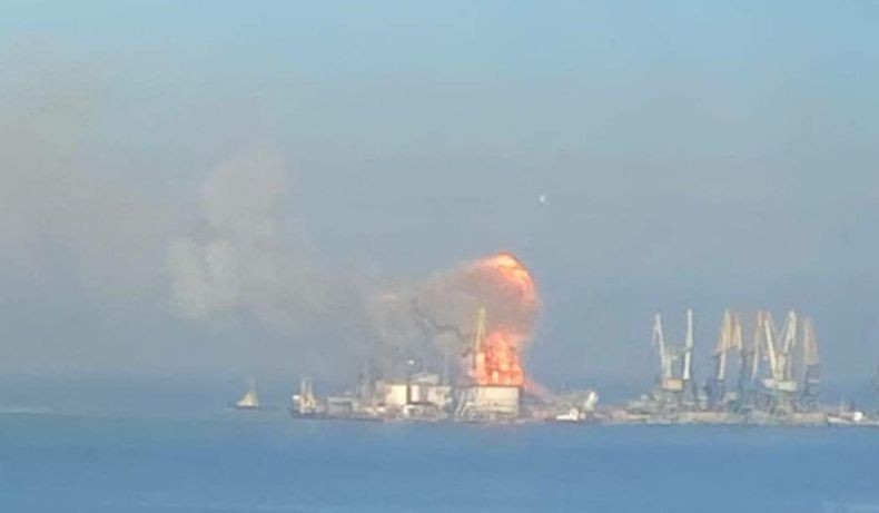  Kapal Perang Pengangkut Kendaraan Lapis Baja Rusia Hancur Dibom Ukraina
