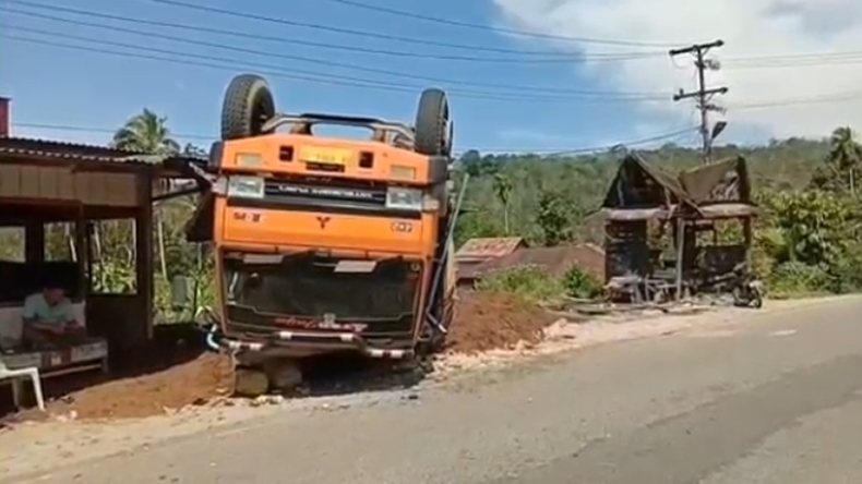Asyik Nongkrong di Teras Rumah, 3 Pemuda di Sumut Tertimpa Truk