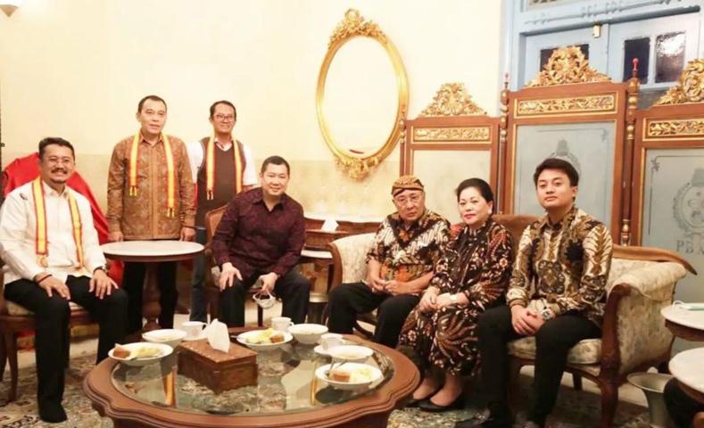 Momen Keakraban Hary Tanoesoedibjo bersama Keluarga Raja PB XIII di Keraton Solo