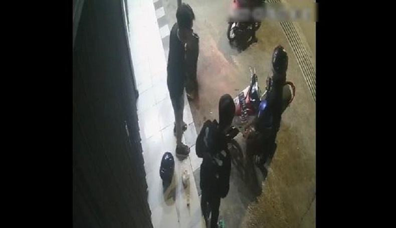 Terekam CCTV, 2 Pengemudi Ojol di Bandung Syok Ditodong Pakai Samurai, Ponsel Amblas
