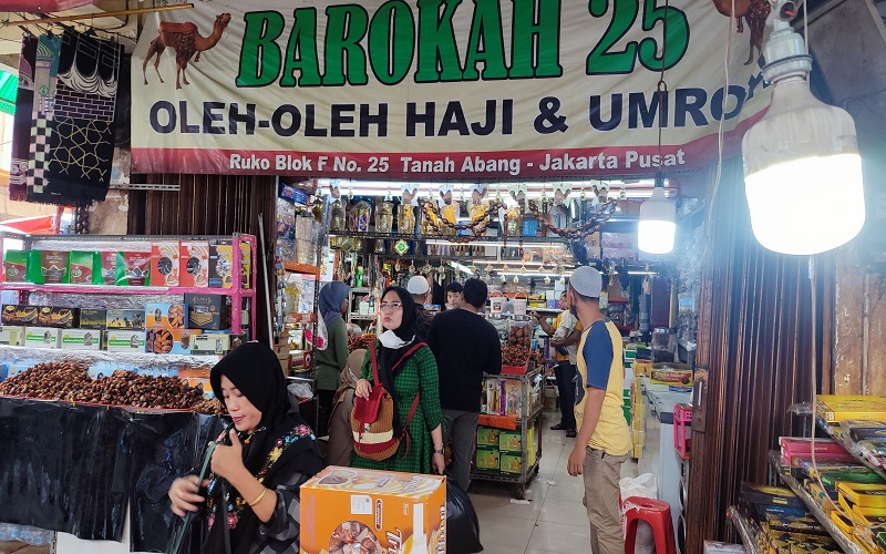 Ramai Dikunjungi Jelang Ramadan, Omzet Pedagang Pasar Tanah Abang Meningkat