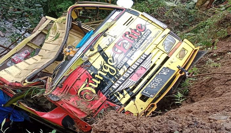 Truk Beras Terperosok ke Jurang 9 Meter di Cianjur, Sopir Tergencet Kendaraan