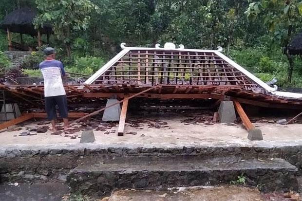  Balai Pertemuan di Wisata Pengklik Prambanan Roboh Diterjang Hujan dan Angin Kencang