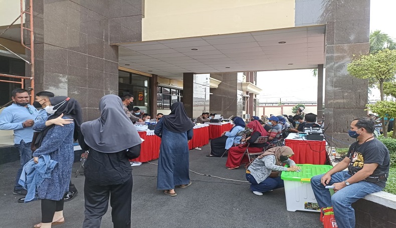 Agar Bisa Mudik Lebaran, Warga Serbu Sentra Vaksin Booster di Mapolres Karawang