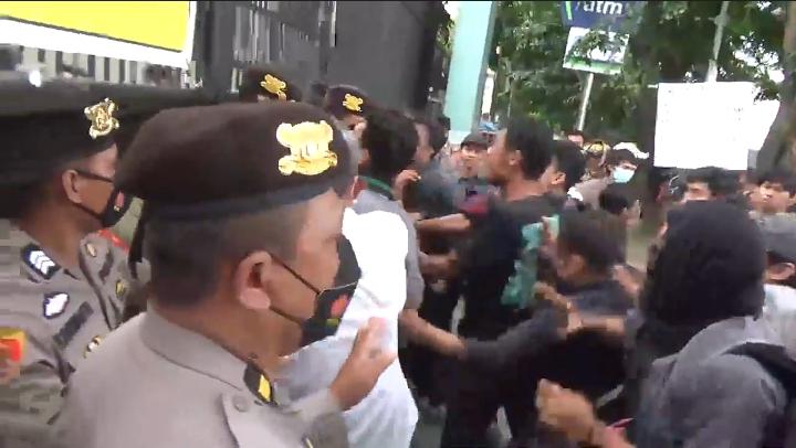 Unjuk Rasa Minyak Goreng Ricuh, Mahasiswa Adu Jotos dengan Polisi