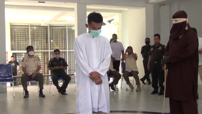 Bawa Perempuan Bukan Muhrim ke Kosan, Mahasiswa di Aceh Dicambuk