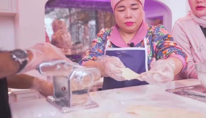 Jelang Ramadan Ibu Fuji Jualan Kue Bawang Favorit Mendiang Vanessa Angel, Frans Faisal: Alhamdulillah Laku Banget