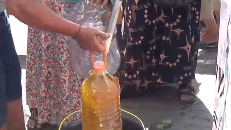Warga Jombang Berdesakan Antre Minyak Goreng hingga Balita Terjepit Dalam Gendongan