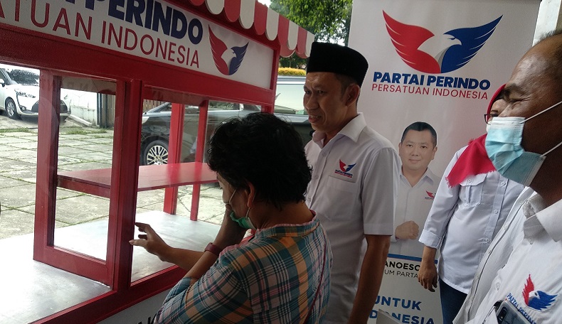 DPW Perindo Jawa Barat Bagikan Gerobak untuk UMKM Bekasi