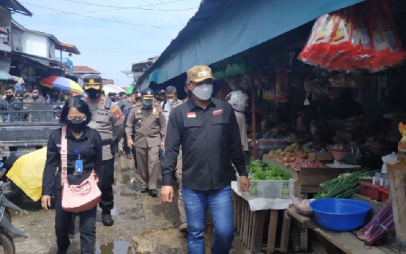 Sidak Pasar, Wabup Kapuas Hulu Ingatkan Pedagang Tak Jual Barang Kedaluwarsa saat Ramadan