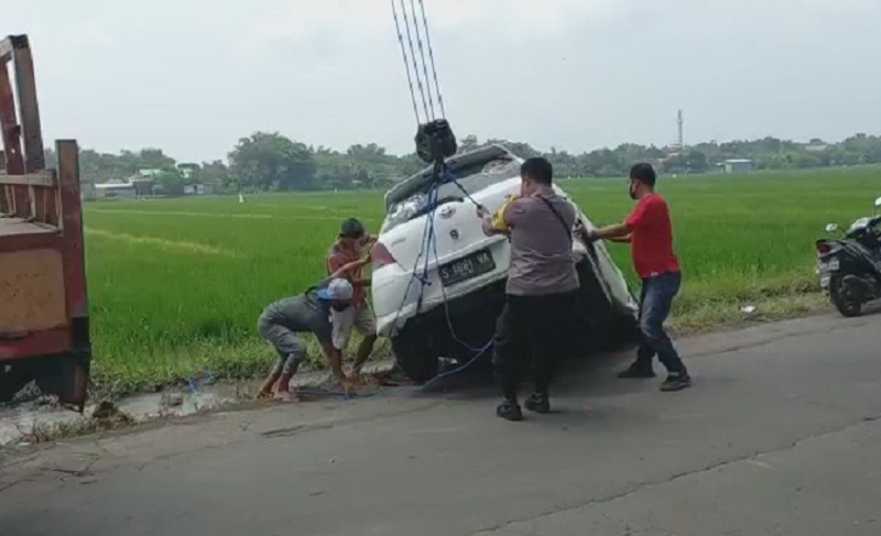Rombongan Pelajar SMA di Mojokerto Rusak Mobil saat Konvoi Kelulusan, 1 Tewas