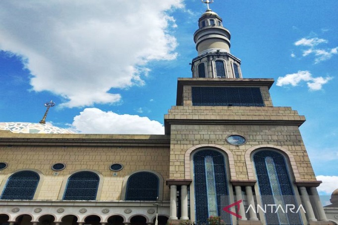 Saf Rapat, Jemaah Masjid Islamic Center Samarinda Wajib Masker