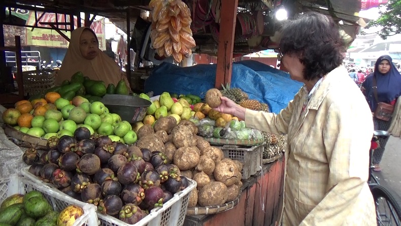 Kios Sembako di Pasar Raya Salatiga Diserbu Pembeli Jelang Ramadan