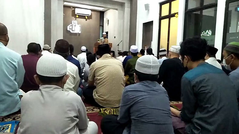 Masyarakat KBB Antusias Laksanakan Sholat Tarawih Berjamaah Malam Pertama