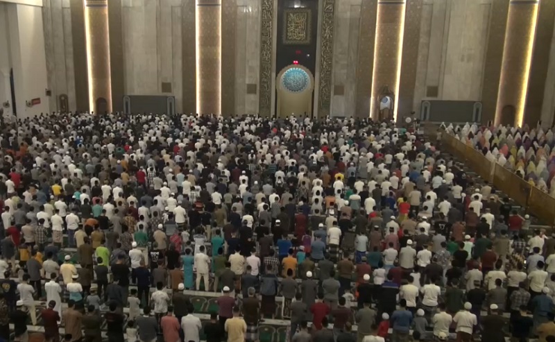 Tarawih Pertama, Masjid Al Akbar Surabaya Dipenuhi Ribuan Jemaah dengan Saf Rapat