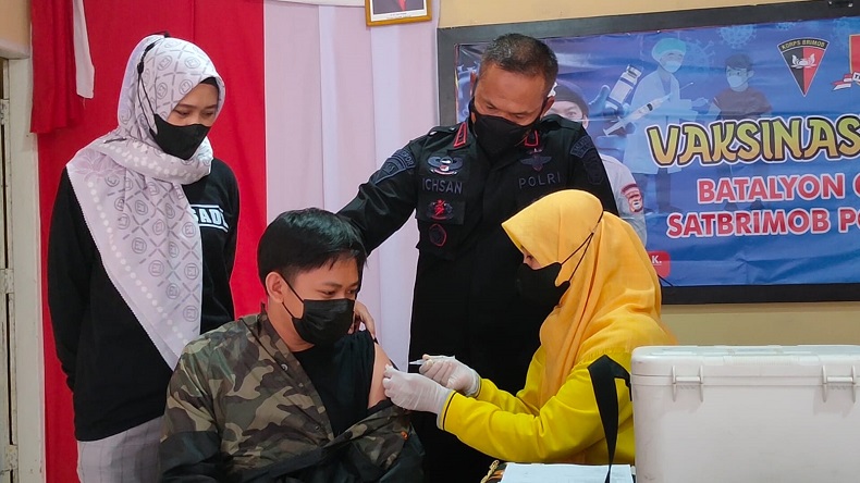 H-1 Ramadan, Vaksinasi Massal yang Digelar Brimob Polda Sulsel Diserbu Warga Bone