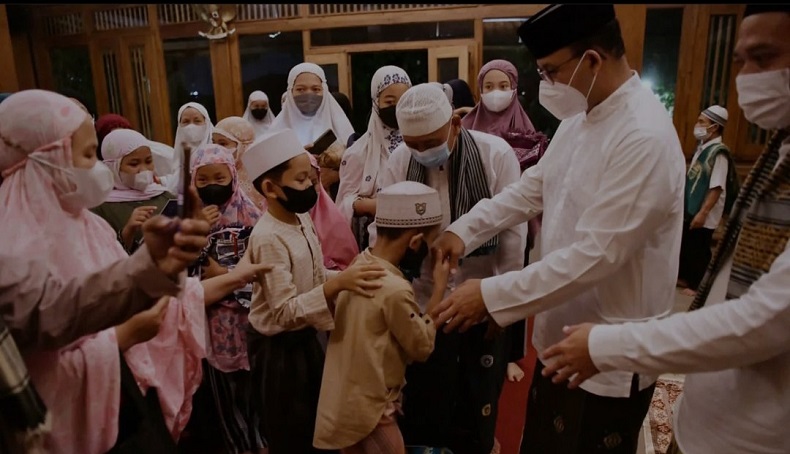 Anies Salat Tarawih Perdana : Anak-Anak Memang Unik, Posisi Makmum tapi Semangat Imam