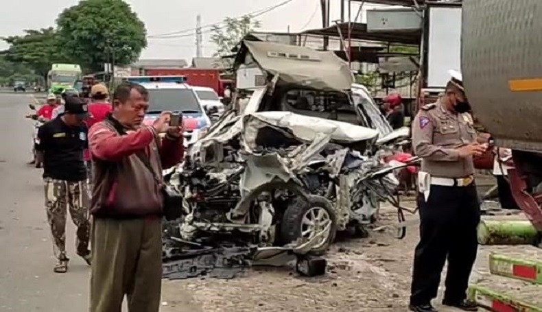 Kecelakaan Mengerikan Avanza Tabrak Truk Tronton di Pantura Cirebon, 6 Tewas