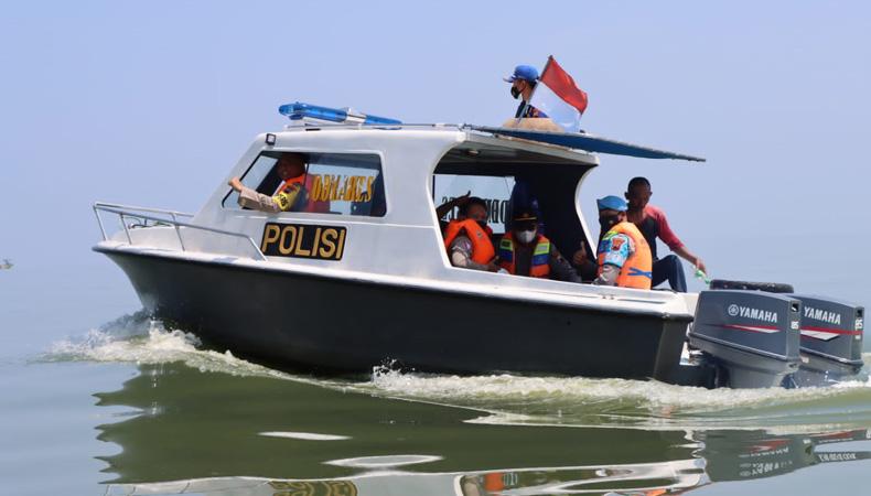 Cek Kondisi Debit Air, Kapolres Demak Patroli Susuri Wilayah Pantai Morosari 
