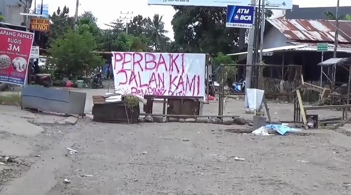 Protes Tak Kunjung Diperbaiki, Warga Tutup Jalan di Gowa yang Rusak Parah Bertahun-tahun