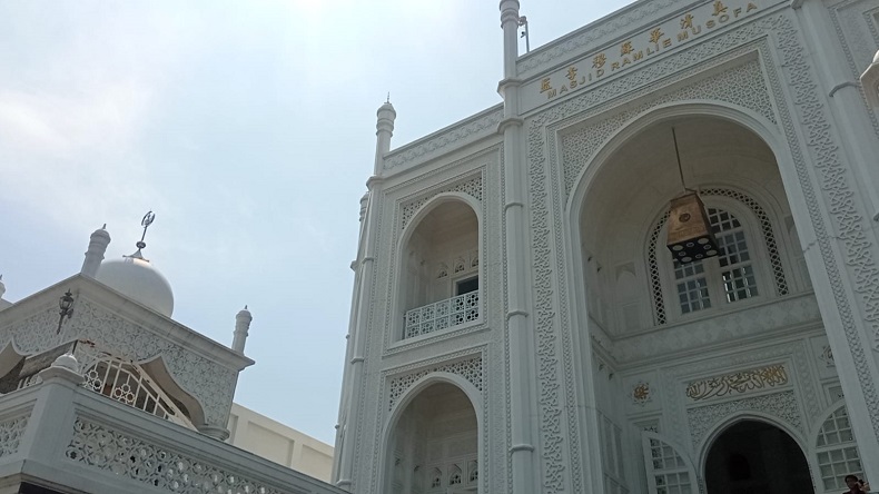 Melihat Masjid Ramlie Mustofa di Sunter, Megah Bak Taj Mahal dan Ada Ukiran China