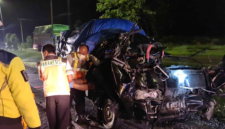 Hantam Truk Parkir di Tol Cipali, Suzuki Futura Ringsek Tak Berbentuk, Sopir Tewas Tergencet