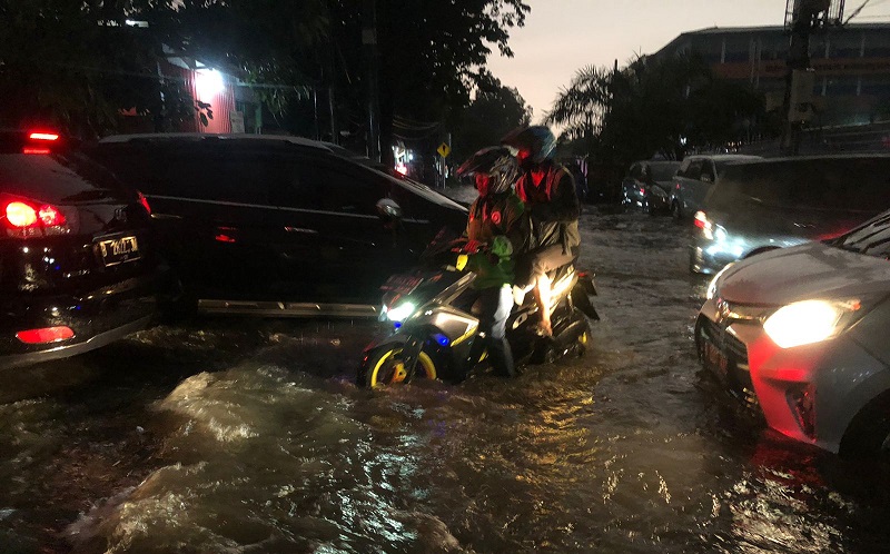 Jakarta Hujan Deras, Banjir 50 Cm Genangi Jalan Patra Duri Kepa Jakbar