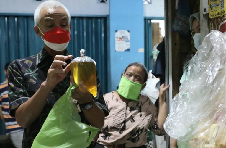  Sidak Pasar, Canda Ganjar ke Pedagang: Minyak Goreng Curah Rp14.000 Itu Hoaks Ya Bu