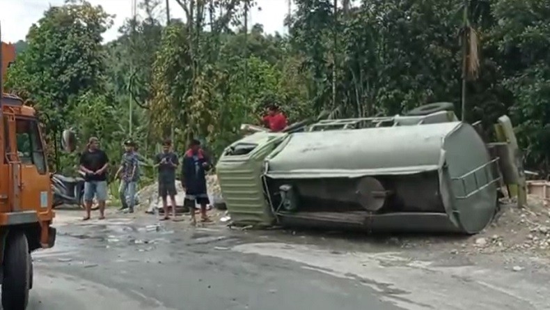 Truk Terguling di Tikungan Taman PKK Deliserdang, Sopir Dievakuasi ke Pengobatan Patah Tulang
