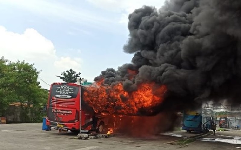 Bus Terbakar Hebat di Terminal Pulo Gebang, Asap Hitam Membubung Tinggi