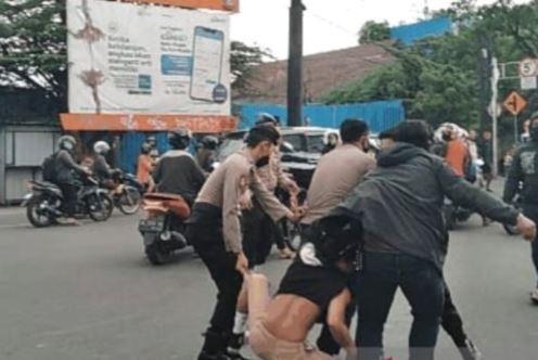 Demo Tolak Penundaan Pemilu di Makassar Ricuh, Mahasiswa dan Polisi Baku Pukul