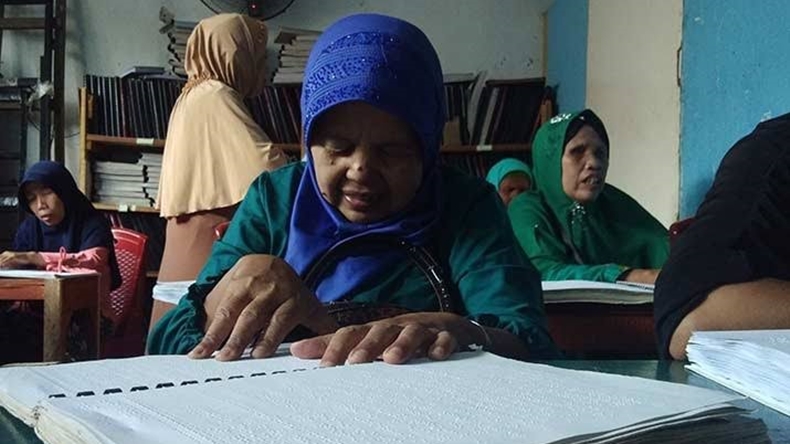 Masya Allah, Penyandang Tuna Netra di Medan Tadarusan dengan Alquran Braille