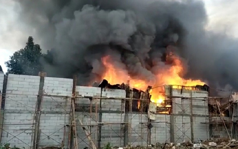 Lapak Pemulung di Kembangan Terbakar, 13 Unit Mobil Pemadam Diterjunkan