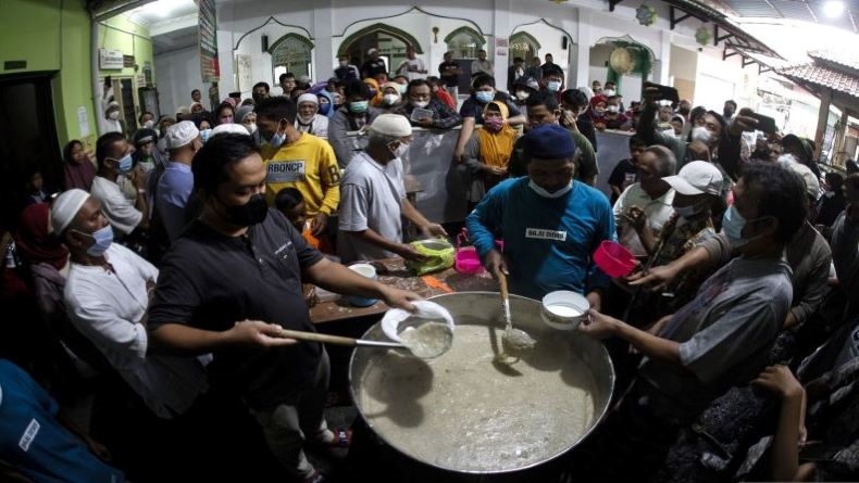 Mengintip Tradisi Pembagian Bubur Samin di Masjid Darussalam Solo