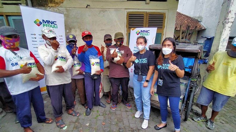 MNC Peduli Bagi-Bagi Paket Beras kepada Pengayuh Becak di Bogor