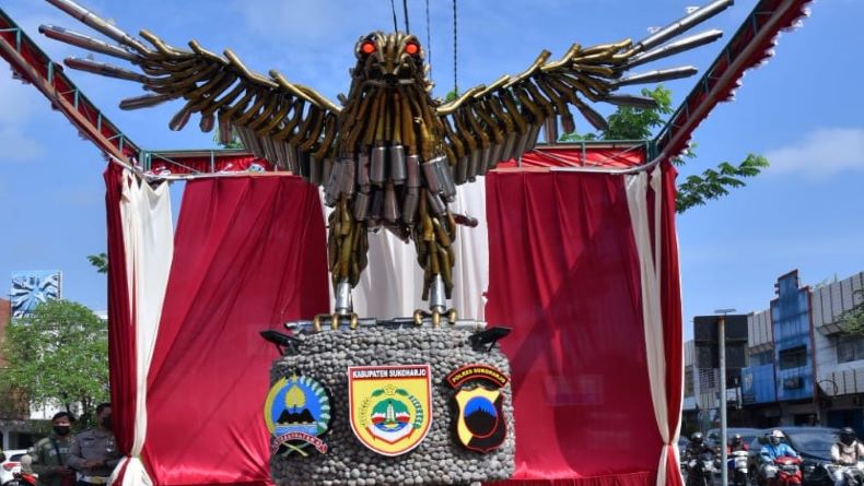 Unik, Monumen Burung Elang di Sukoharjo Ini Terbuat dari Knalpot Brong
