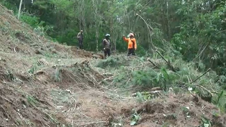 Tebing 25 Meter Longsor Tutup Jalan Penghubung Antardesa di Magelang