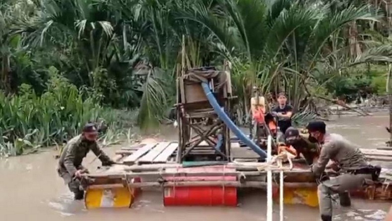 Polisi Razia Tambang Timah Ilegal di Pangkalpinang, Penambang Lari Kocar-kacir