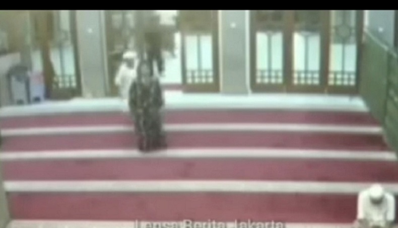 Viral Perempuan Bawa Sajam Masuk Masjid, Diduga Gangguan Kejiwaan